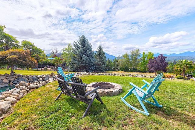 921 NE Beacon Drive, Grants Pass, OR 97526