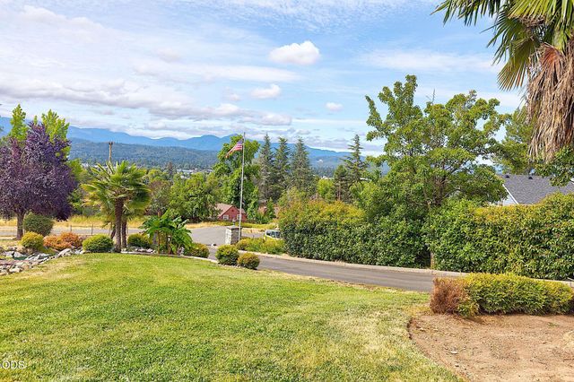921 NE Beacon Drive, Grants Pass, OR 97526