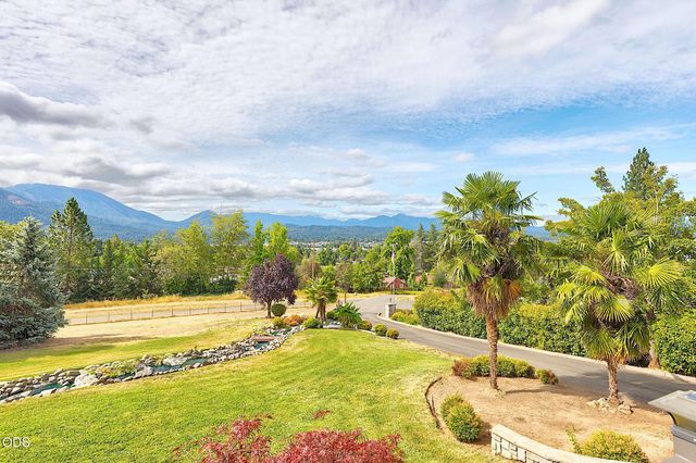921 NE Beacon Drive, Grants Pass, OR 97526
