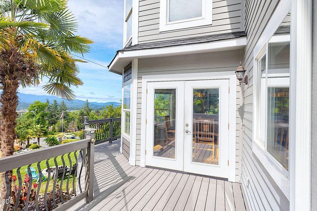 921 NE Beacon Drive, Grants Pass, OR 97526