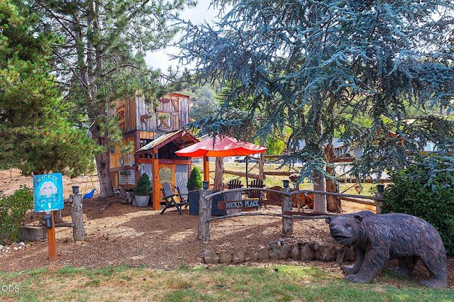 921 NE Beacon Drive, Grants Pass, OR 97526
