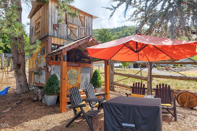 921 NE Beacon Drive, Grants Pass, OR 97526