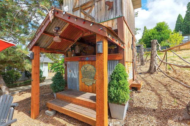 921 NE Beacon Drive, Grants Pass, OR 97526