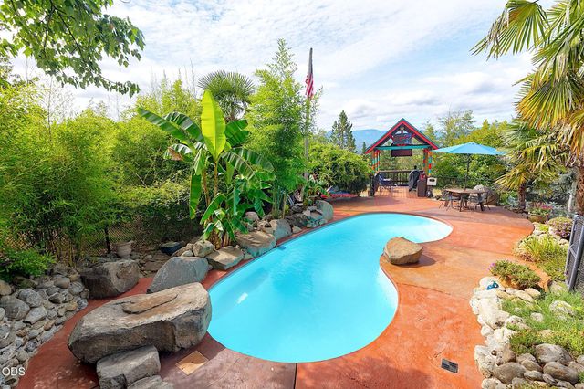 921 NE Beacon Drive, Grants Pass, OR 97526