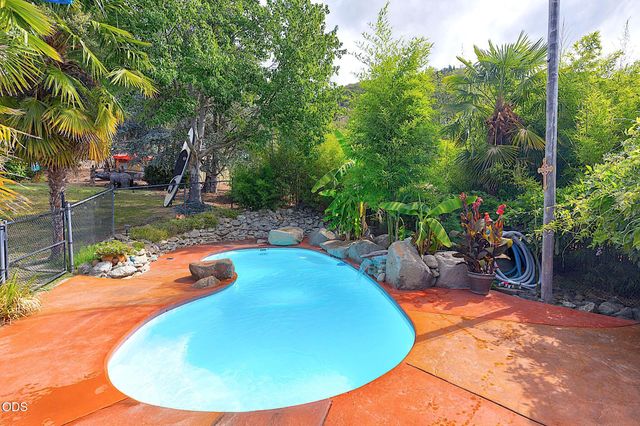 921 NE Beacon Drive, Grants Pass, OR 97526