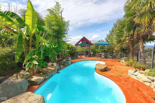 921 NE Beacon Drive, Grants Pass, OR 97526