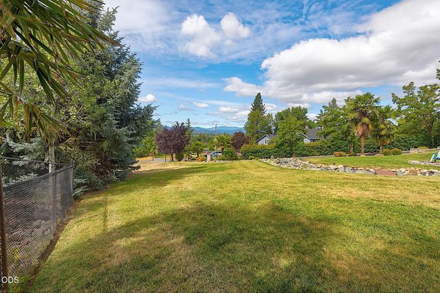 921 NE Beacon Drive, Grants Pass, OR 97526