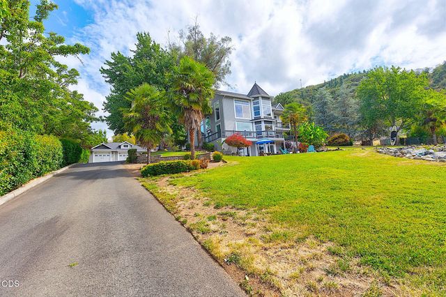 921 NE Beacon Drive, Grants Pass, OR 97526