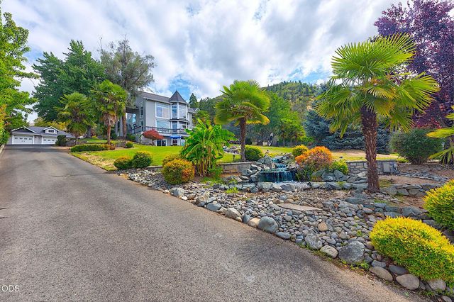 921 NE Beacon Drive, Grants Pass, OR 97526