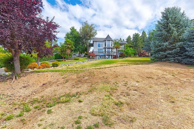 921 NE Beacon Drive, Grants Pass, OR 97526