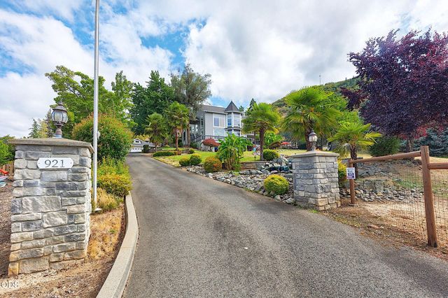921 NE Beacon Drive, Grants Pass, OR 97526