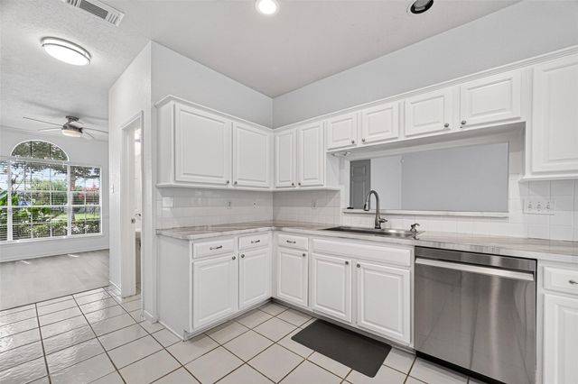 1253 El Camino Village Drive, Webster, TX 77058