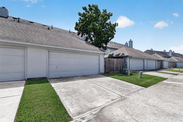 1253 El Camino Village Drive, Webster, TX 77058