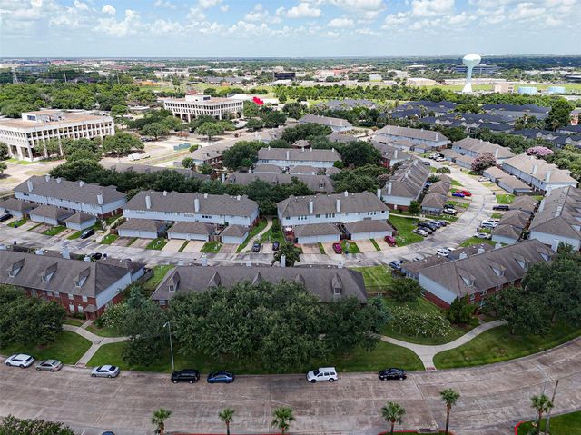 1253 El Camino Village Drive, Webster, TX 77058