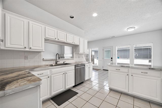 1253 El Camino Village Drive, Webster, TX 77058