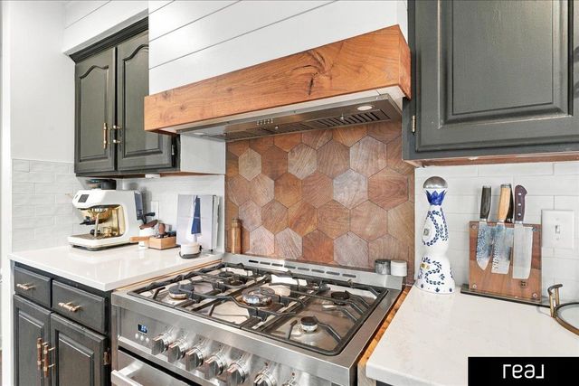 16625 Elm Street, Omaha, NE 68130