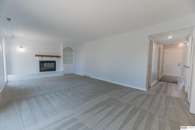 5810 S 105th Street, Omaha, NE 68127