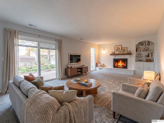 5810 S 105th Street, Omaha, NE 68127