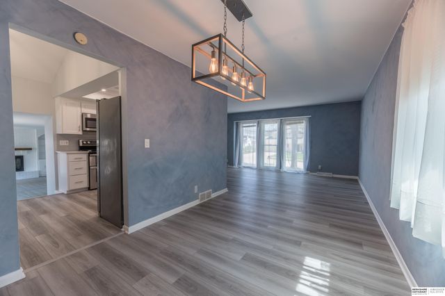 5810 S 105th Street, Omaha, NE 68127