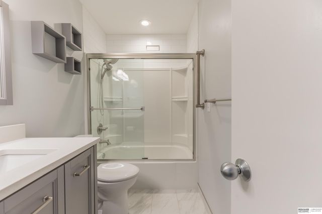 5810 S 105th Street, Omaha, NE 68127