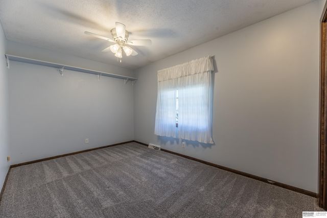 5810 S 105th Street, Omaha, NE 68127