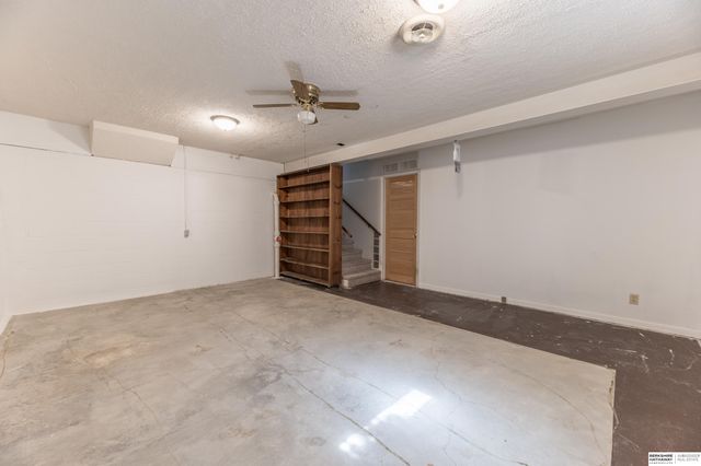 5810 S 105th Street, Omaha, NE 68127