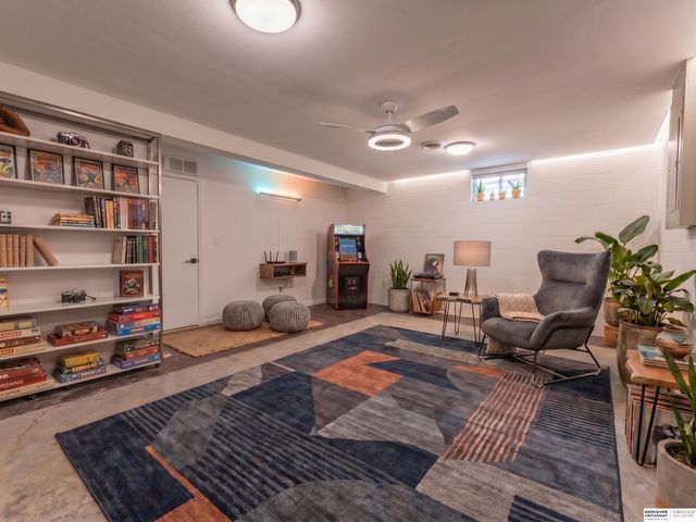 5810 S 105th Street, Omaha, NE 68127