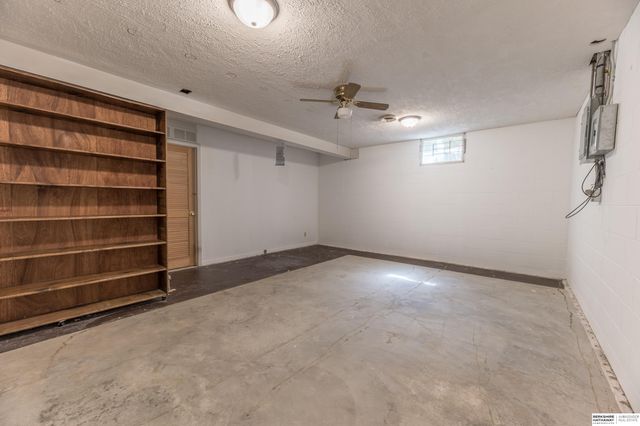 5810 S 105th Street, Omaha, NE 68127