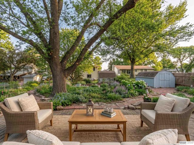 5810 S 105th Street, Omaha, NE 68127