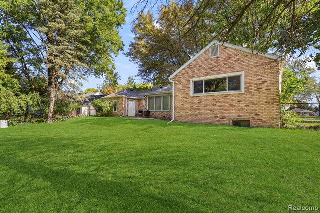 32400 Woodbrook Drive, Wayne, MI 48184