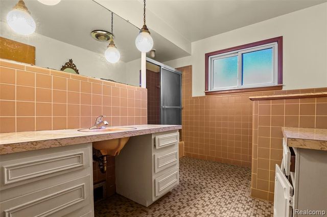 32400 Woodbrook Drive, Wayne, MI 48184