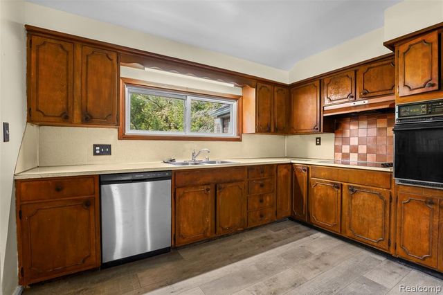 32400 Woodbrook Drive, Wayne, MI 48184