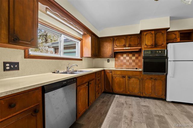32400 Woodbrook Drive, Wayne, MI 48184