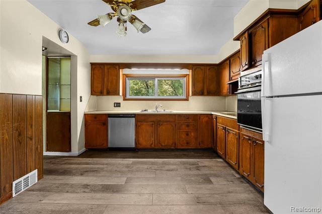 32400 Woodbrook Drive, Wayne, MI 48184