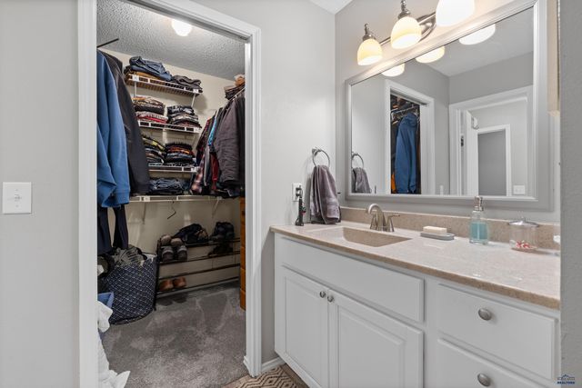 4810 COPPERHILL DR, Rapid City, SD 57702