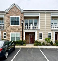 8 Wexford Lane 8 upper, Oceanside, NY 11572