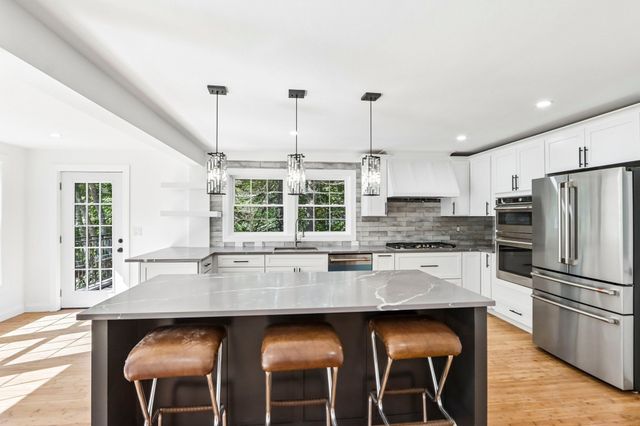 21 Rockwood Heights Rd, Manchester, MA 01944
