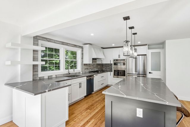 21 Rockwood Heights Rd, Manchester, MA 01944