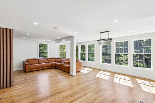 21 Rockwood Heights Rd, Manchester, MA 01944