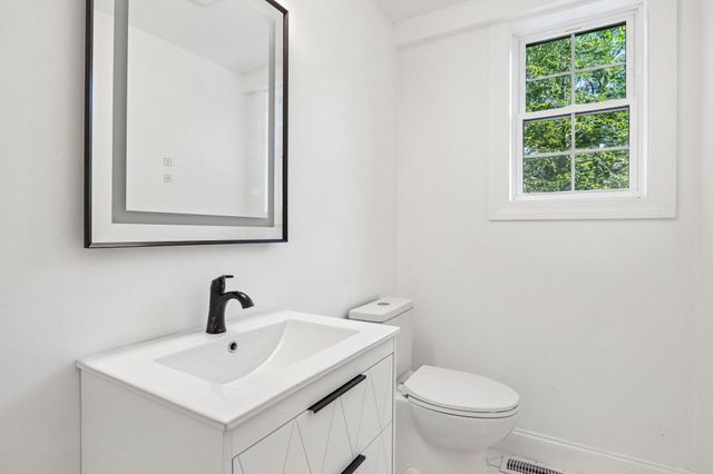 21 Rockwood Heights Rd, Manchester, MA 01944