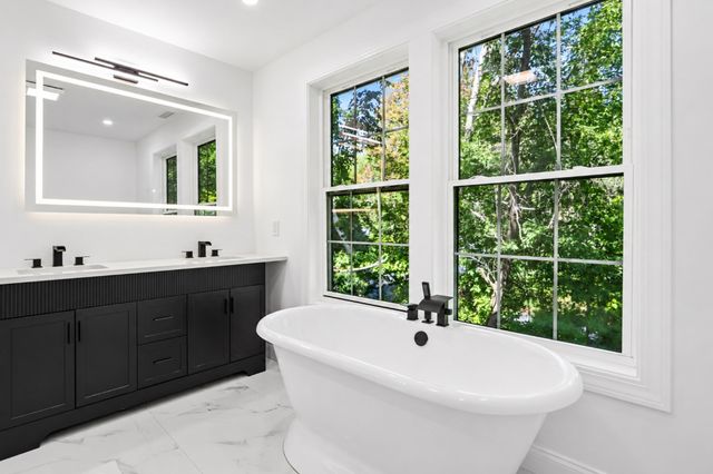 21 Rockwood Heights Rd, Manchester, MA 01944