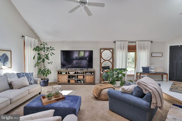 337 WOODLINE RD, Nazareth, PA 18064