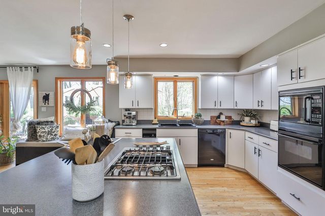 337 WOODLINE RD, Nazareth, PA 18064