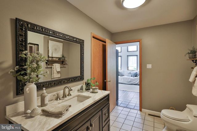 337 WOODLINE RD, Nazareth, PA 18064