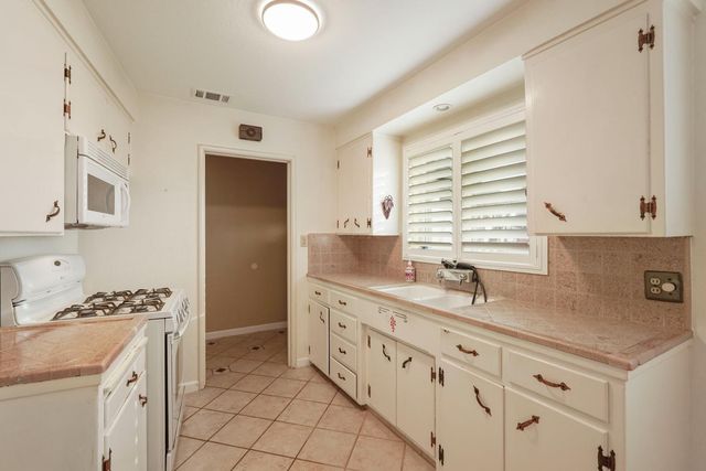 1007 Cardinal St, Lodi, CA 95240