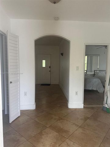 2816 Pine Tree Dr, Miami Beach, FL 33140