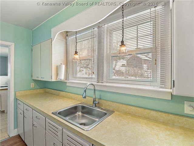 6 Varsity Drive, Charleston, WV 25302