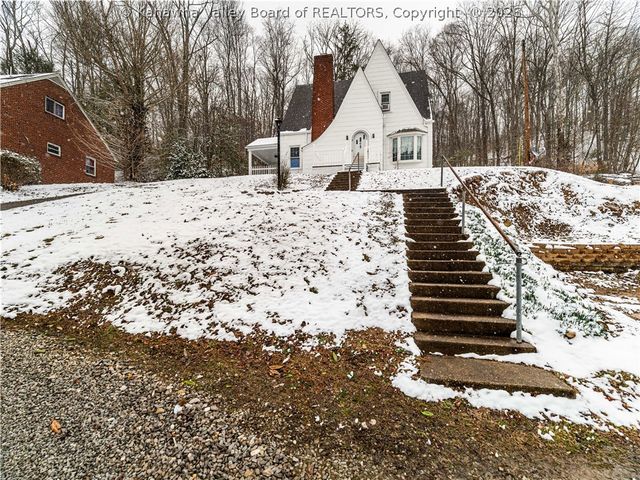 6 Varsity Drive, Charleston, WV 25302