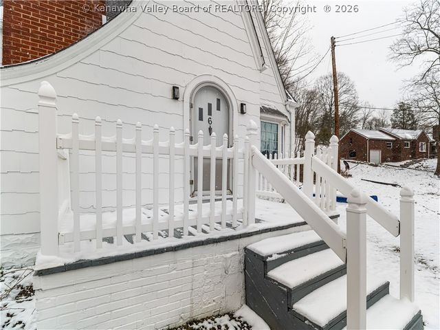 6 Varsity Drive, Charleston, WV 25302