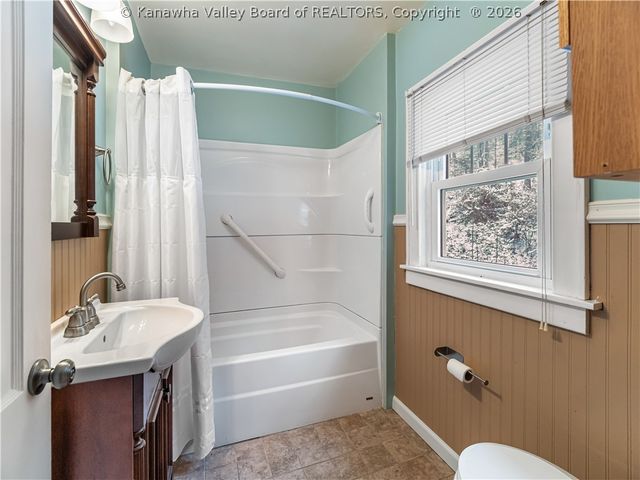 6 Varsity Drive, Charleston, WV 25302